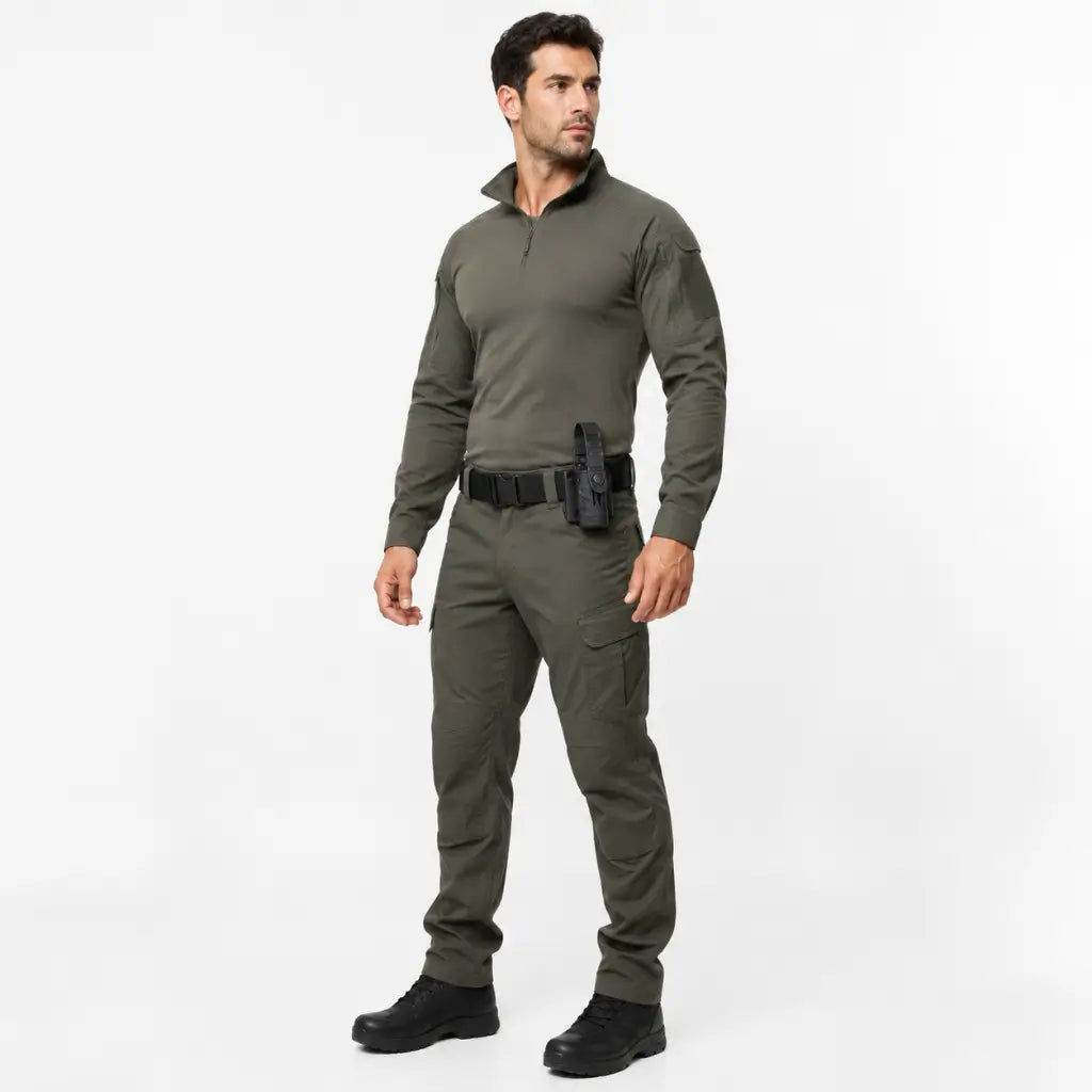 Homem em uniforme tático verde-oliva com Belica porta lanterna e spray preto no cinto