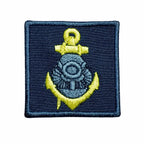 Emblema quadrado azul escuro com âncora amarela ornamentada