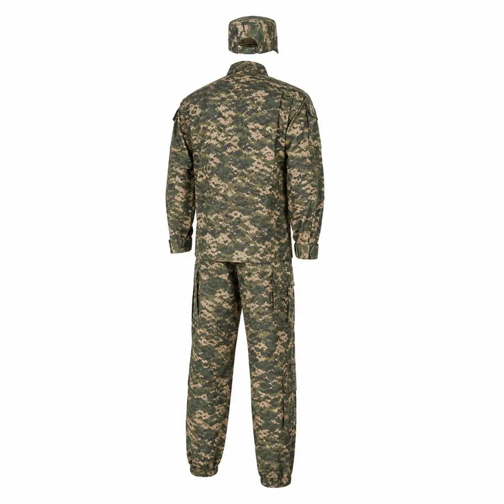Farda Multipropósito camuflada vista de costas com chapéu e calças táticas