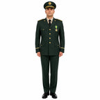 Homem em pé em uniforme militar verde, gorro com insígnia dourada e medalha