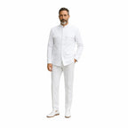 Homem em blazer branco com bolsos frontais retangulares e gola fechada