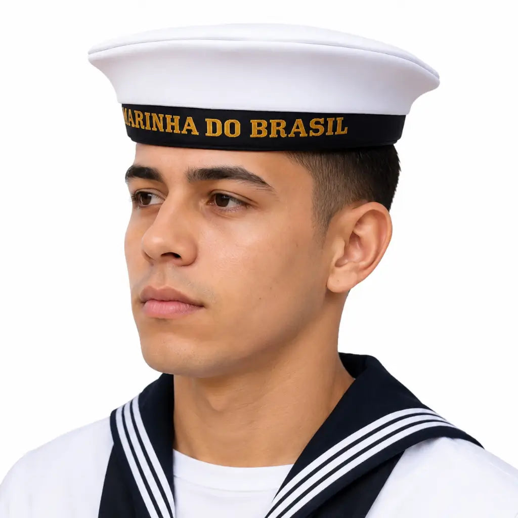 Jovem em uniforme naval branco, chapéu com faixa preta e inscrição dourada