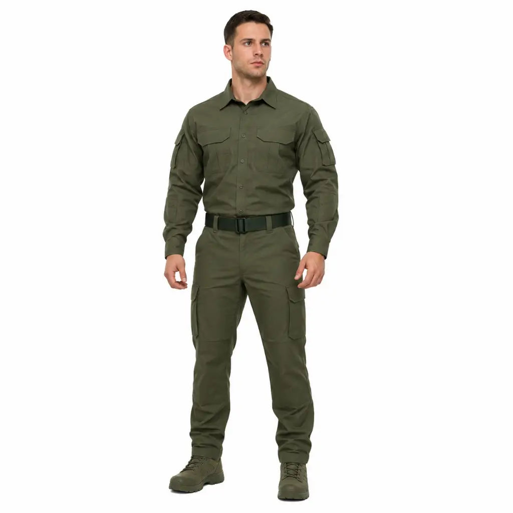 Cinto Para Calça Verde na cintura em uniforme tático verde-oliva com calça cargo e botas