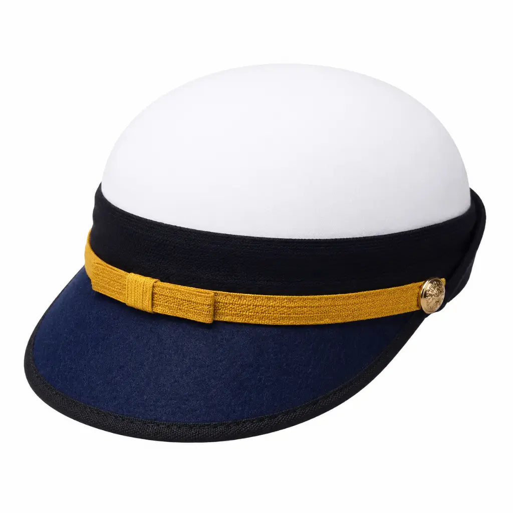 Quepe branco com aba azul marinho, faixa dourada e botão dourado