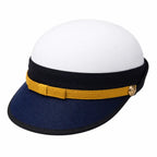 Quepe branco com aba azul marinho, faixa dourada e botão dourado