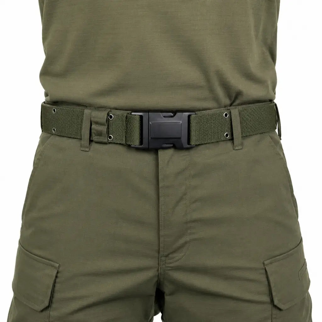 Cinto Tático Na Verde Com Ilhóes verde-oliva em traje com shorts cargo e fivela preta
