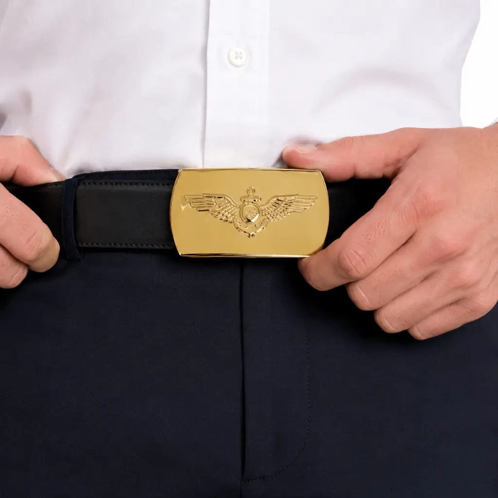 Homem com cinto preto segura Fivela Latão Dourada Aeronaval Uniforme Marinha com emblema de asas