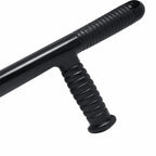 Bastão de autodefesa preto com empunhadura texturizada em espiral e extremidade arredondada