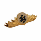 Broche dourado com estrela da vida, caduceu central e bordas folheadas