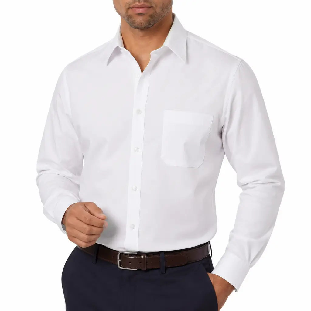 Homem sério com Camisa Social Manga Longa Branca Marinha, bolso no peito e cinto marrom