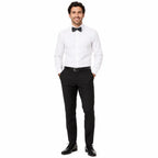 Homem com camisa branca e gravata borboleta preta, visual formal.