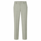 Calça verde claro com corte reto, passantes, zíper, botão e bolsos.