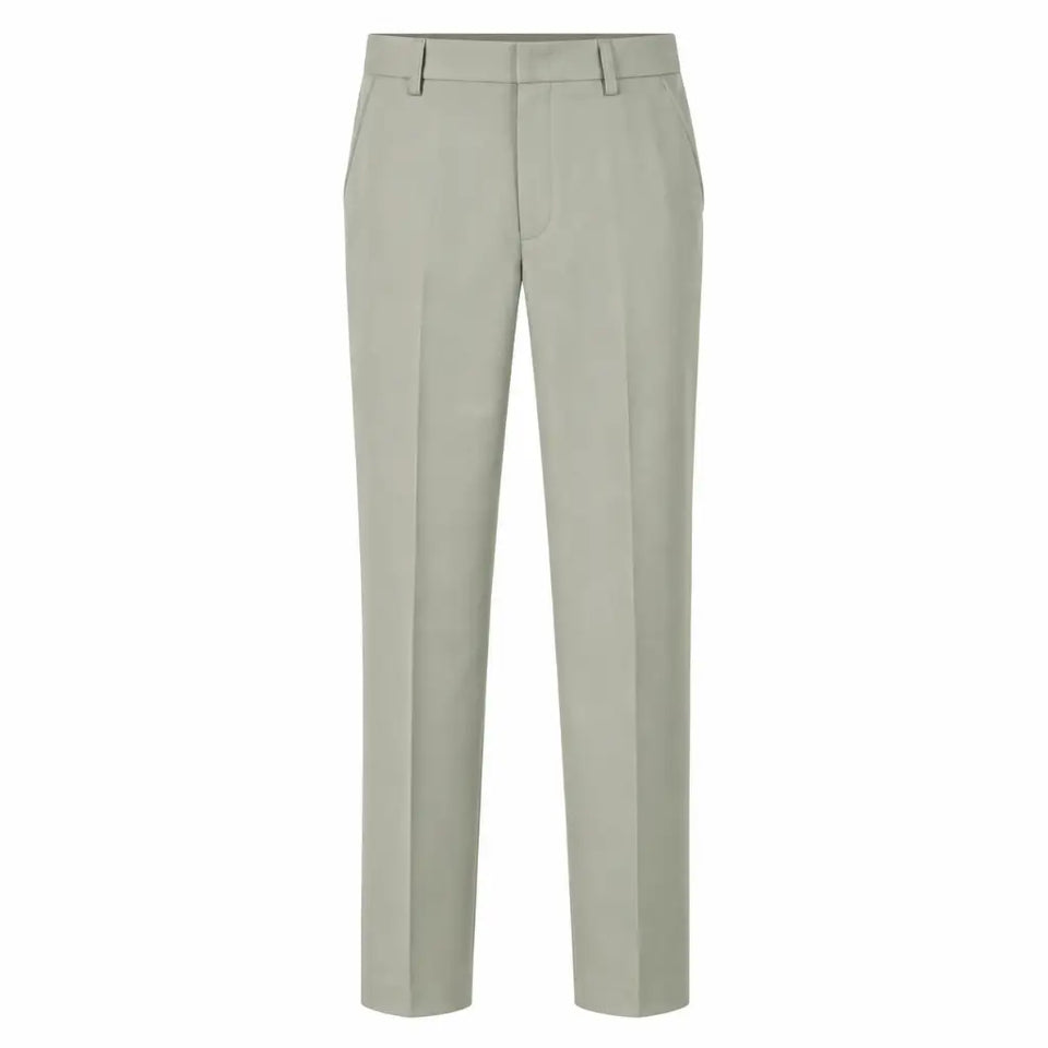 Calça verde claro com corte reto, passantes, zíper, botão e bolsos.