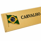 Placa retangular dourada com bandeira do Brasil e Carvalho em destaque