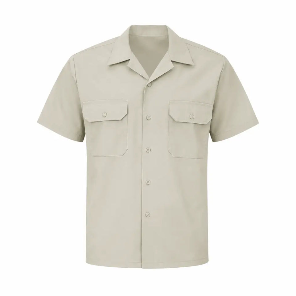 Camisa bege de manga curta com dois bolsos frontais de abas.