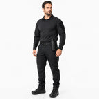 Homem de uniforme tático preto com Belica porta torniquete passador preto no cinto, perfil lateral