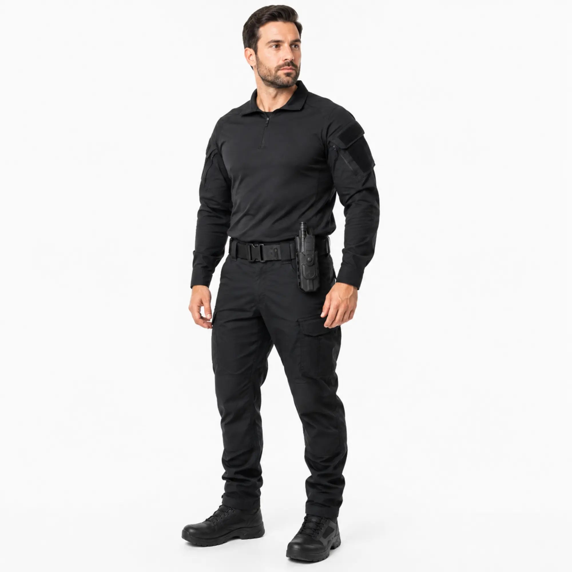 Homem de uniforme tático preto com Belica porta torniquete passador preto no cinto, perfil lateral