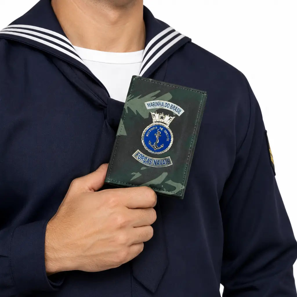 Carteira Marinha Camuflada camuflada com âncora Marinha do Brasil segurada por militar