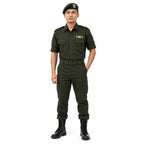 Soldado em uniforme verde-escuro com boina verde, botas pretas, insígnia no peito