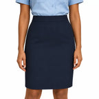Blusa azul clara com saia azul marinho, silhueta ajustada e elegante