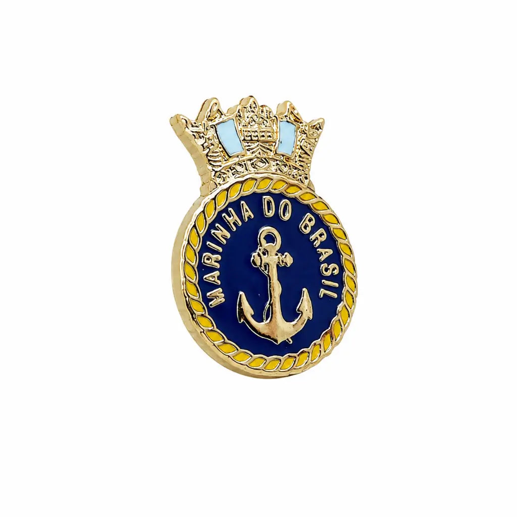 Distintivo azul circular com âncora branca, cordão dourado e coroa