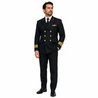 Homem em blazer preto com botões dourados e faixas nas mangas