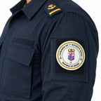 Emblema circular no braço do uniforme azul da Bolacha Emborrachada Marinha