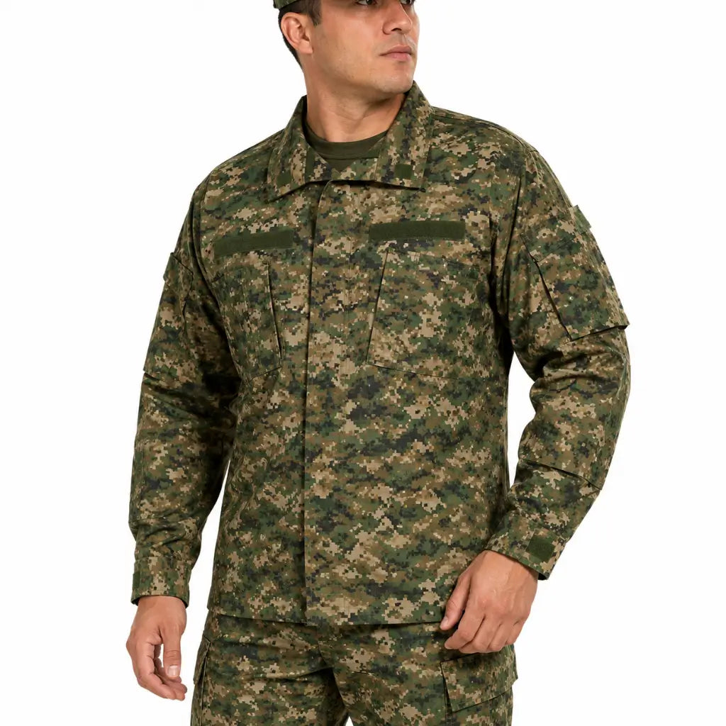 Homem em Farda Multipropósito camuflada pixelada, jaqueta manga longa com dois bolsos e boné