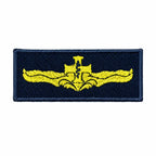 Emblema bordado azul-escuro com asas douradas e cruz médica