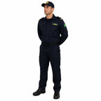 Homem em uniforme azul-marinho com boné, insígnias amarelas e bandeira brasileira