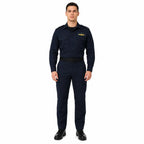 Homem em uniforme azul escuro com insígnia amarela no peito esquerdo e cinto preto.