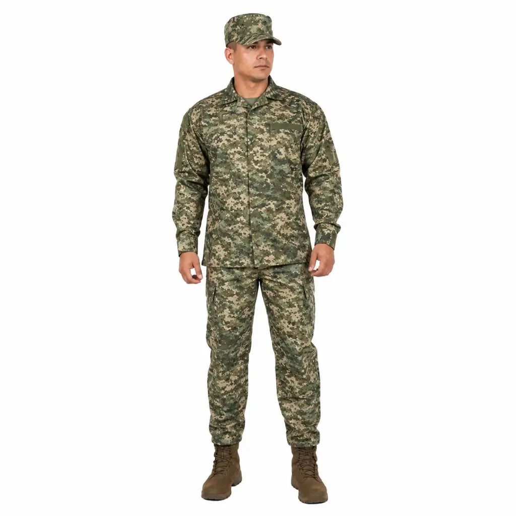 Farda Multipropósito camuflada: homem em pé com camisa e calça táticas