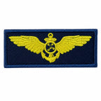 Emblema aviador retangular azul-escuro com asas amarelas e círculo central bordado