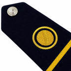 Gola azul marinho com emblema circular dourado, faixa dourada e botão prateado