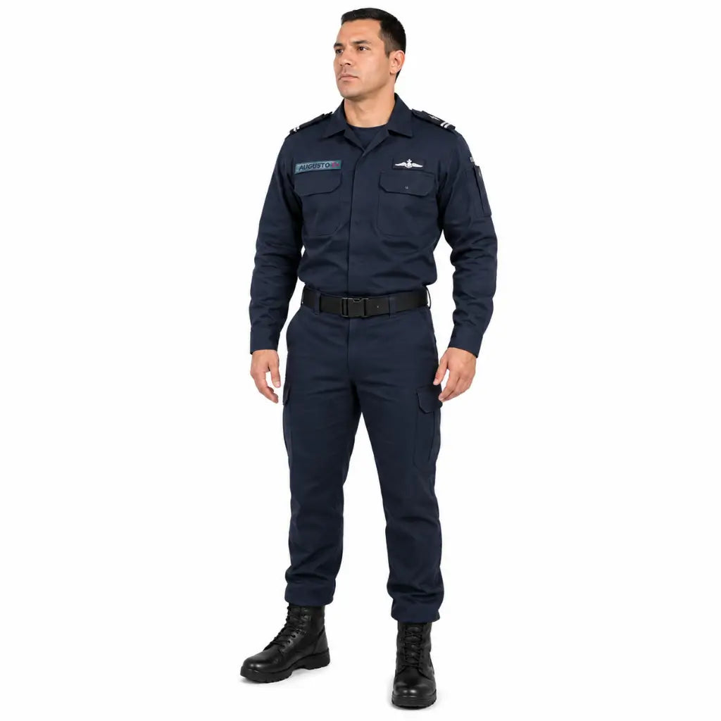 Tarjeta Multipropósito Nome no uniforme azul: homem em pé com nome AUGUSTO