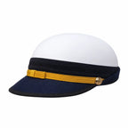 Quepe branco com aba azul-escuro, faixa preta com cordão dourado e botão dourado