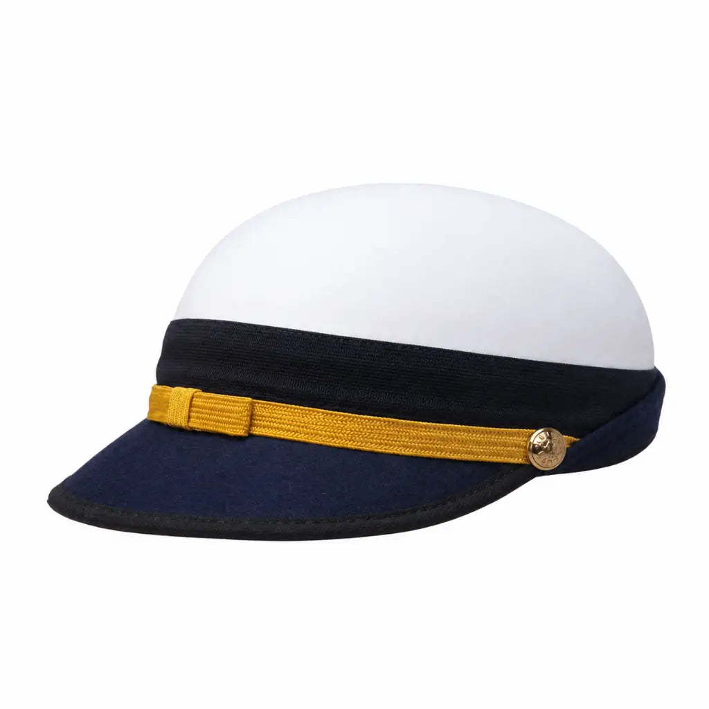 Quepe branco com aba azul-escuro, faixa preta com cordão dourado e botão dourado
