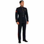 Homem em uniforme militar azul-escuro, perfil lateral, colarinho alto, detalhes vermelhos