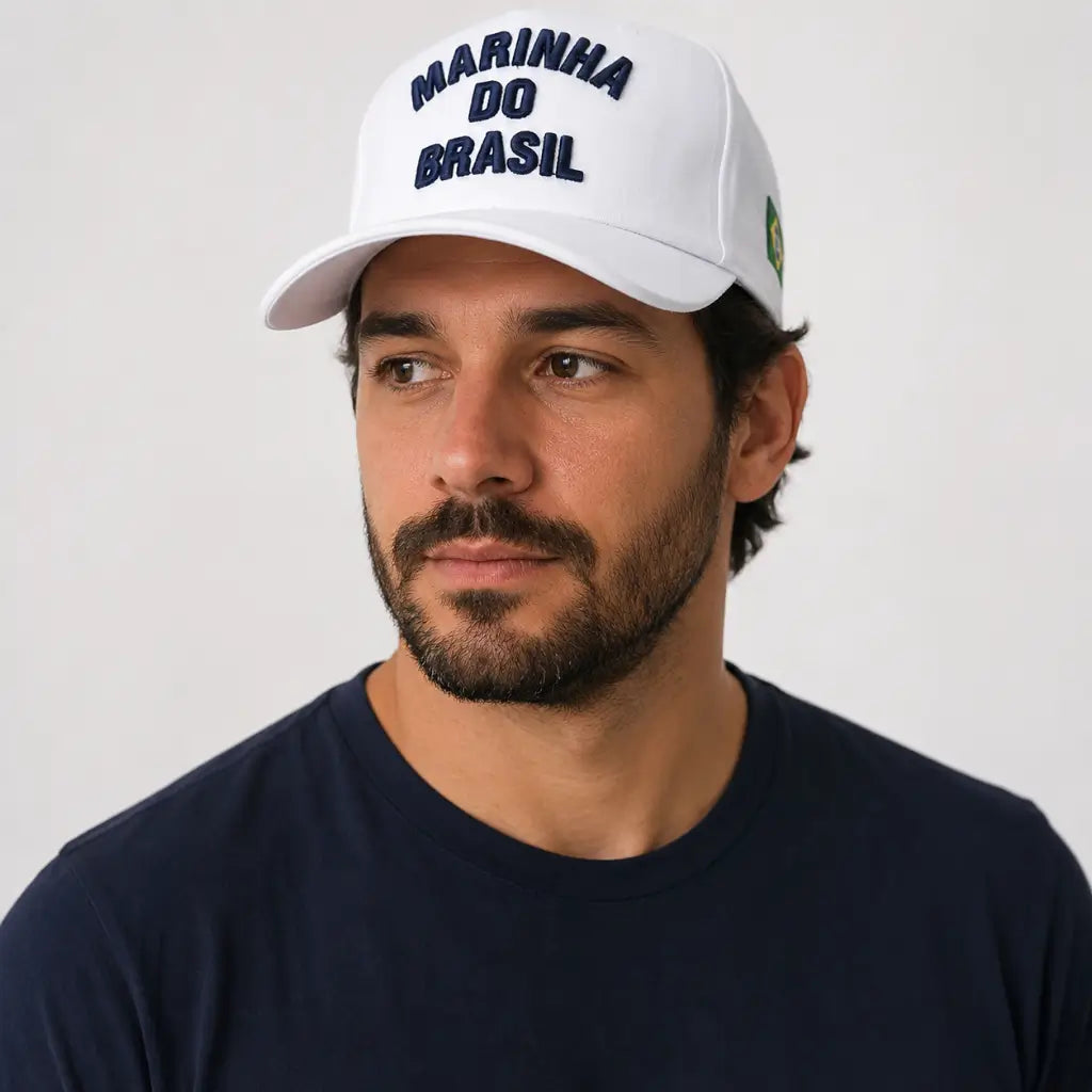 Homem casual usando boné branco MARINHA DO BRASIL azul com bandeira do Brasil lateral