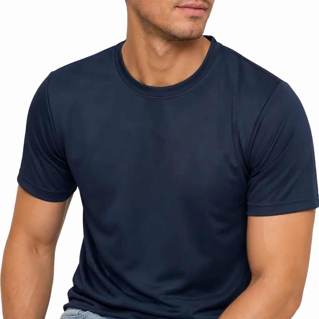 Camiseta Poliéster Marinha Marinho azul-marinho em vista lateral, homem com camiseta lisa