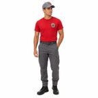Homem em uniforme com boné cinza e emblema de bombeiro