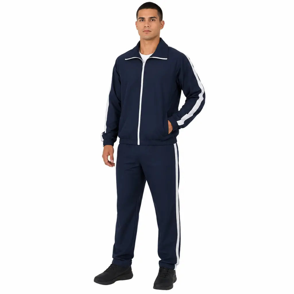 Homem veste conjunto esportivo azul marinho com jaqueta de zíper e listras brancas.