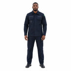 Homem em uniforme azul escuro com camisa de gola e dois bolsos frontais