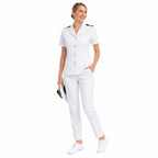 Mulher em uniforme branco segura chapéu branco com faixa preta, tênis brancos