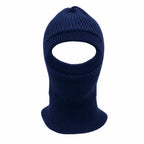 Balaclava azul-marinho de tricô cobre cabeça e pescoço com aberturas para olhos