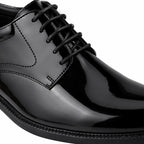 Sapato social preto brilhante com cadarços pretos e costuras