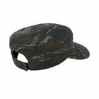 Boné camuflado verde, cinza e preto, estilo cadet com aba frontal e ajuste traseiro.