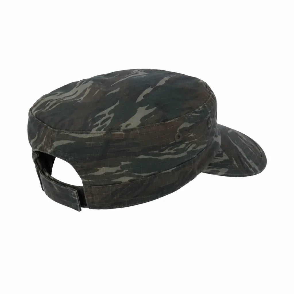 Boné camuflado verde, cinza e preto, estilo cadet com aba frontal e ajuste traseiro.