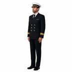 Homem em uniforme de oficial da marinha, jaqueta preta, boné branco