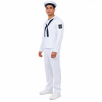 Homem em uniforme de marinheiro branco com gola tradicional e insígnia no braço esquerdo